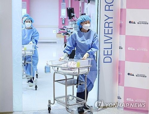 분만실 나서는 새해 첫아기들