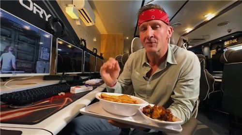 PC방의 음식을 먹어보는 외국인 유튜버