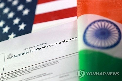 미국-인도 국기와 미국 H-1B 비자 신청서