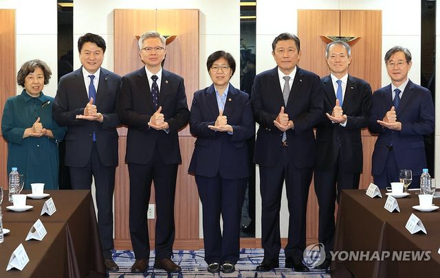 6개 보건의약단체장과 기념사진 찍는 정은경 장관