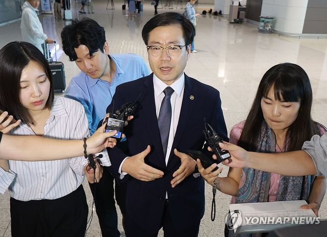 출국하는 여한구 통상교섭본부장