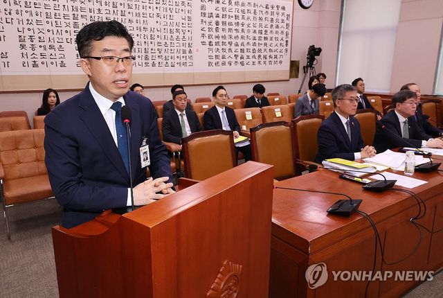 답변하는 신용해 교정본부장