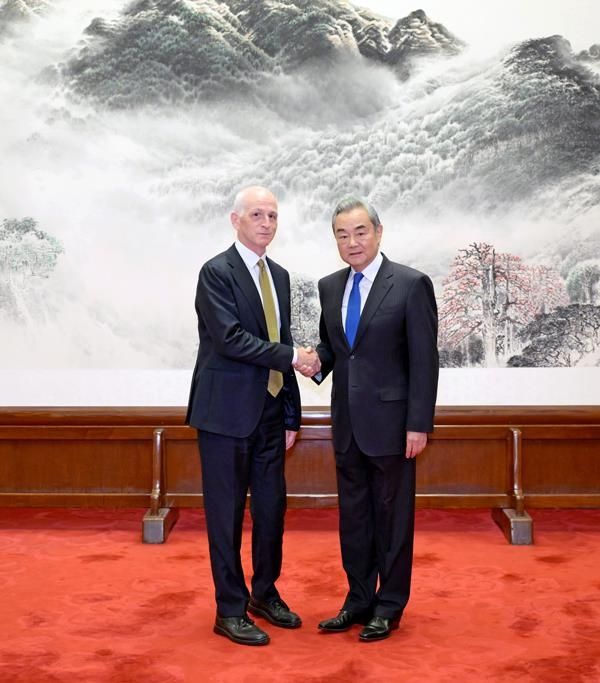 방중 美하원 대표단장 애덤 스미스 의원과 왕이 중국 외교장관(오른쪽)