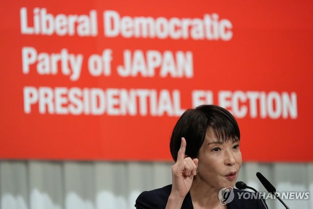 기자회견에서 발언하는 다카이치 전 경제안보담당상