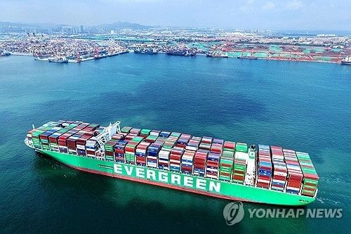 8월 초 칭다오 항에서 접안을 기다리고 있는 컨테이너선