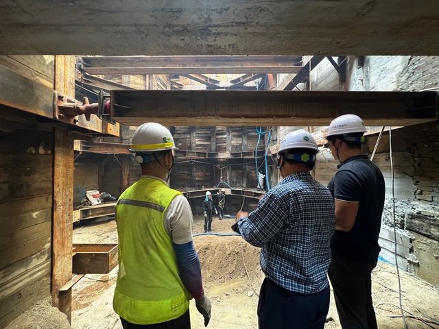 지하 개발 현장의 위험요소를 살피는 모습