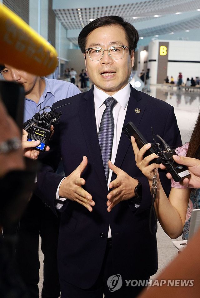 출국하는 여한구 통상교섭본부장