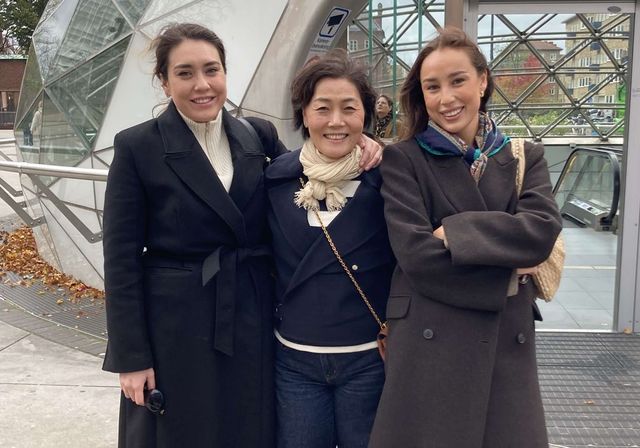 스웨덴에 살고 있는 두 딸과 함게 한 김성미(가운데)총장.