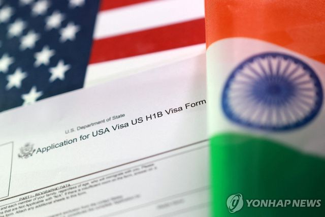 미·인도 국기와 H-1B 비자 신청서