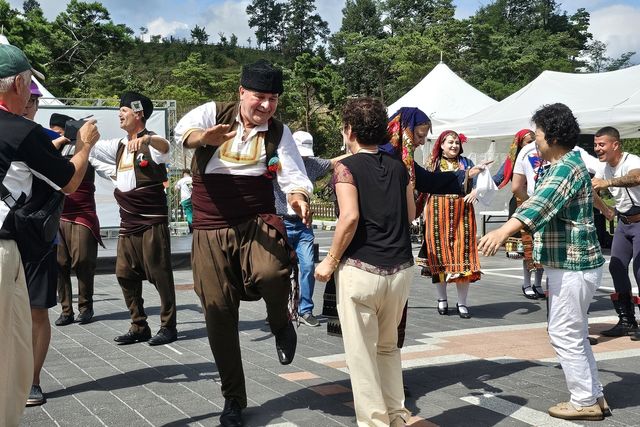 그리스 민속공연단과 어울리는 관람객들