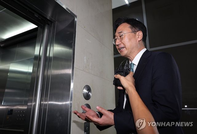 질문에 답하는 신범철 전 국방부 차관