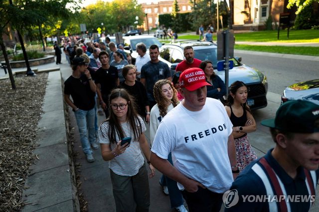 TPUSA의 행사 참석을 위해 늘어선 대기줄