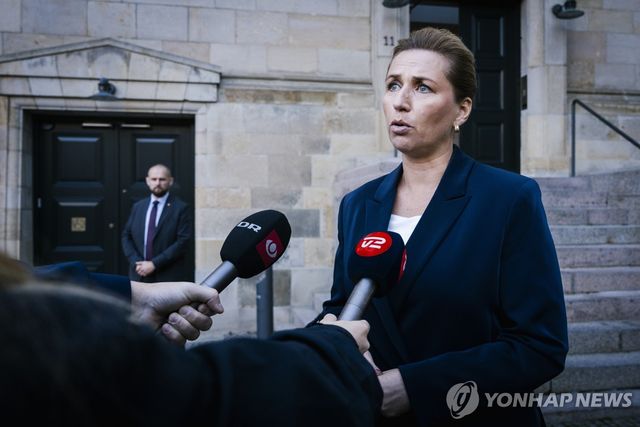 취재진 질문에 답변하는 덴마크 총리