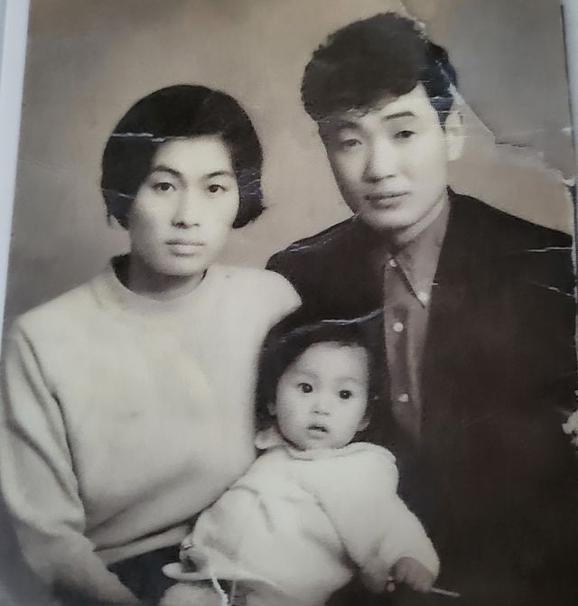 한 살 때 부모와 찍은 김성미 총장