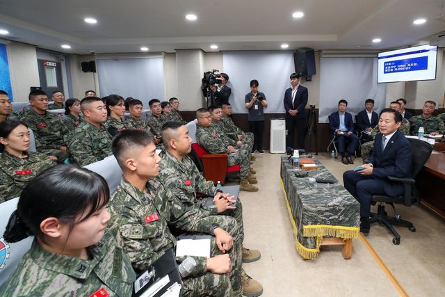 국방차관, 해병대 연평부대 찾아 간부 복무 여건 점검
