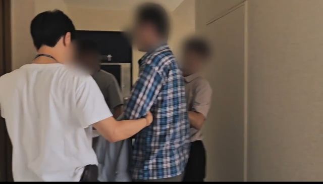 거짓 신고로 경찰에 체포되는 50대 남성