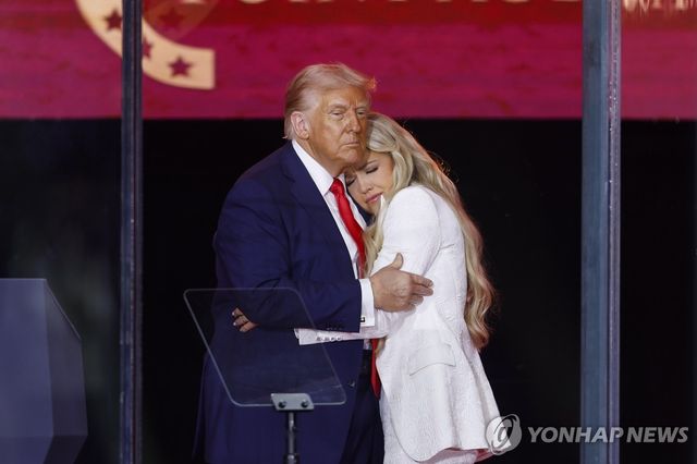 찰리 커크의 부인 에리카 위로하는 트럼프 대통령