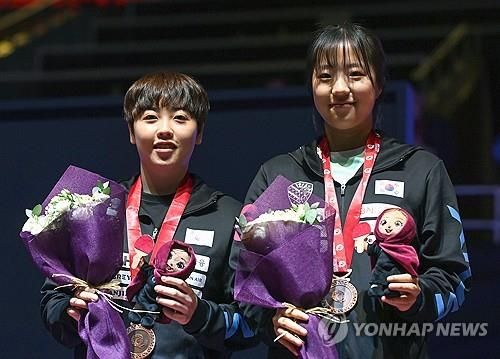 도하 세계선수권 여자복식 동메달을 합작한 신유빈(오른쪽)과 유한나