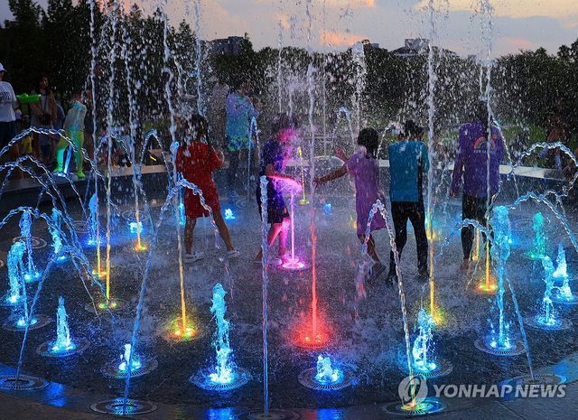 밤 더위 속 분수 물놀이