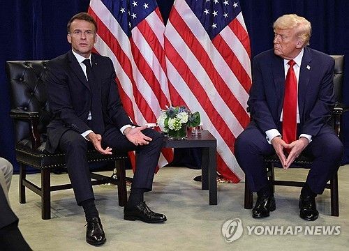 23일(현지시간) 뉴욕에서 마주 앉은 프랑스 마크롱 대통령과 미국 트럼프 대통령