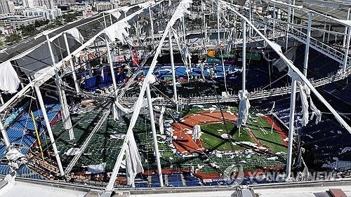 허리케인으로 인해 돔구장 지붕이 뜯긴 트로피카나필드