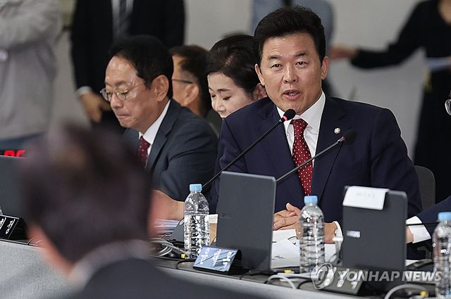 질의하는 윤영석 의원