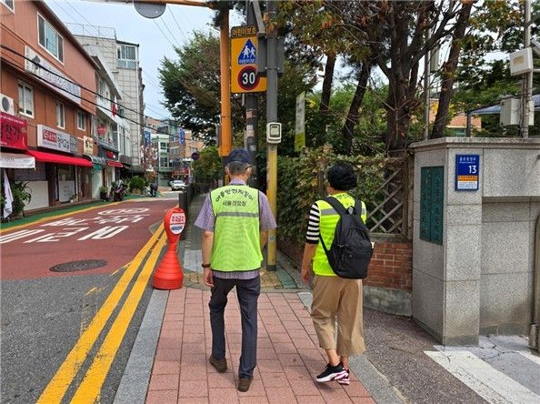 학교 주변 순찰하는 아동안전지킴이