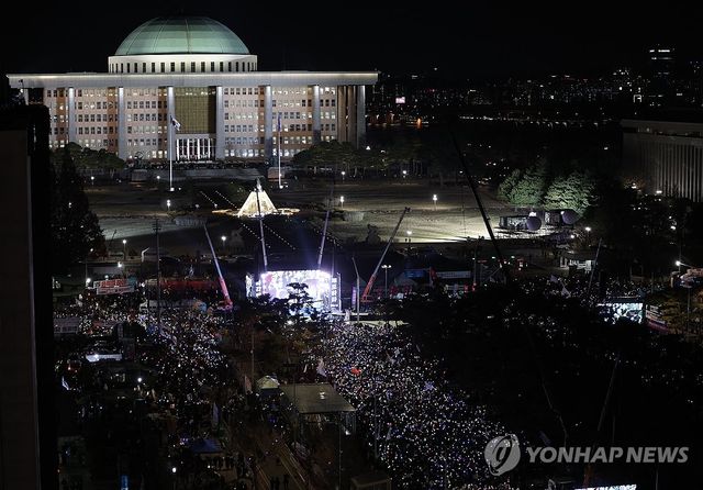 국회 앞 빼곡한 응원봉 불빛