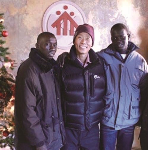 이태석 신부와 토마스 타반 아콧 씨(왼쪽), 존 마옌 루벤 씨