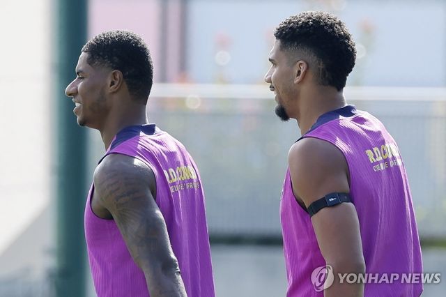 훈련장에서 몸을 푸는 마커스 래시퍼드(왼쪽)