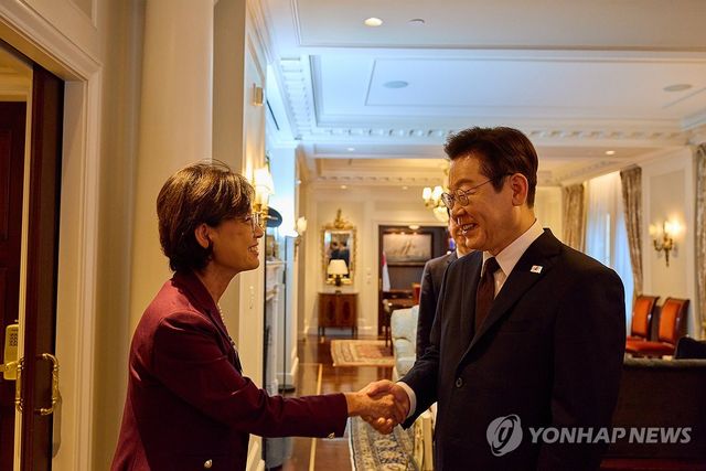 영 킴 미 하원 외무위 동아태소위원장과 악수하는 이재명 대통령