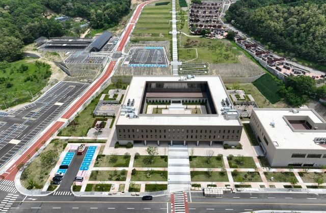 이천호국원 충령당(가운데) 및 추모관(오른쪽)