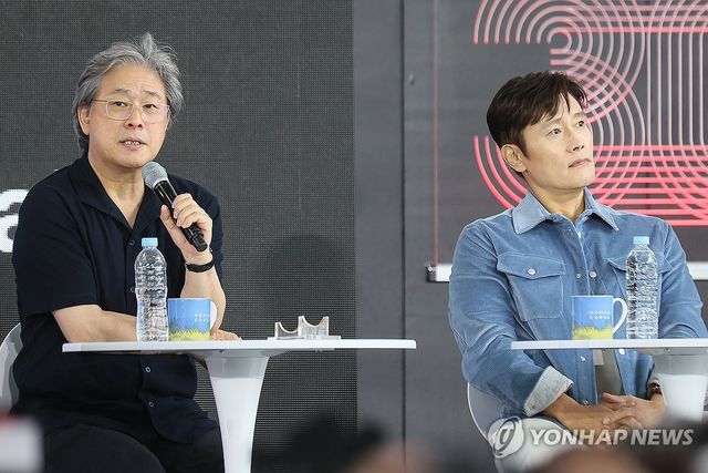 제30회 부산국제영화제에서 박찬욱 감독과 배우 이병헌