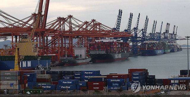 부산신항 줄 이은 컨테이너 운반선