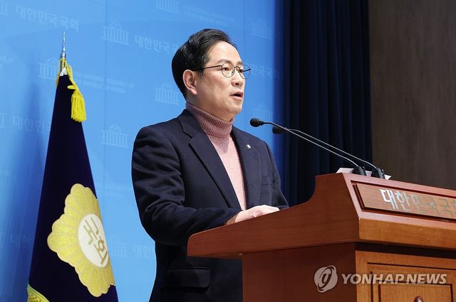 (서울=연합뉴스) 김주형 기자 = 국민의힘 박수영 의원이 2일 서울 여의도 국회 소통관에서 마은혁 헌법재판관 추가 임명에 반대하는 기자회견을 하고 있다. 2025.3.2 kjhpress@yna.co.kr