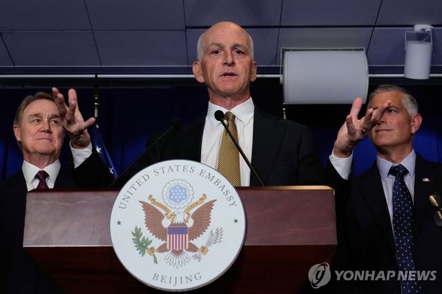 기자회견하는 방중 美하원 대표단장 애덤 스미스 의원