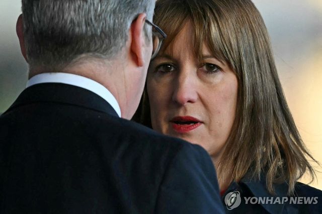 스타머 총리와 대화하는 레이철 리브스 재무장관 