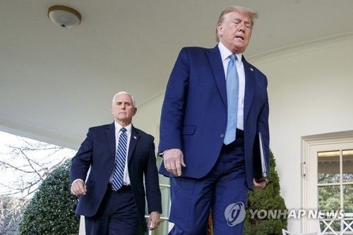 펜스(좌)와 트럼프