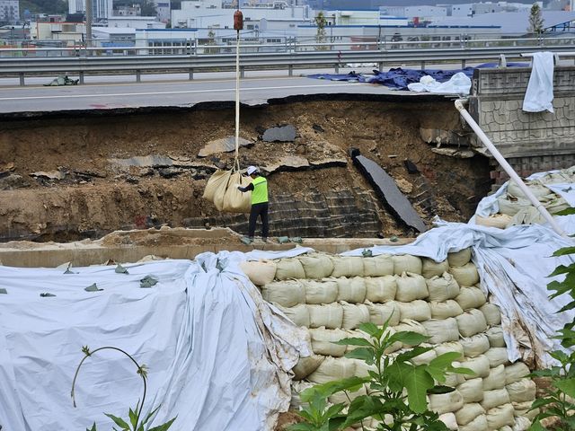 지난 16일 임시 복구가 진행 중인 옹벽 붕괴 현장