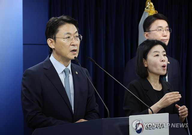 브리핑하는 금융위원회 부위원장