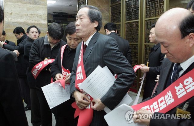 2008년 해양수산부 폐지에 항의하러 국회에 방문한 박인호 대표