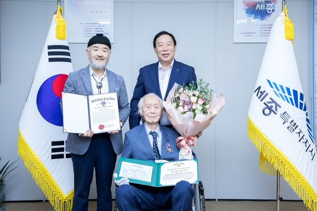 75년만에 받은 봉사상·감사장