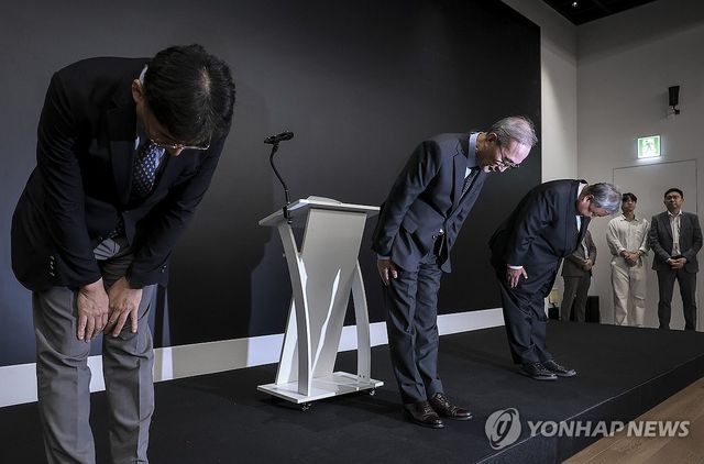 소액결제 피해 관련 고개 숙여 사과하는 김영섭 KT 사장