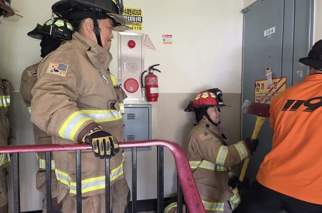 문 개방 훈련 중인 미해군 소방대와 창원소방본부
