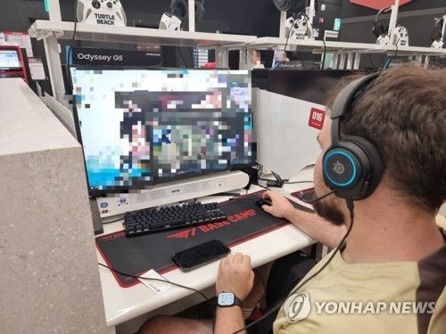 외국인도 한국 PC방서 게임 삼매경
