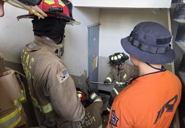 문 개방 훈련 중인 미해군 소방대와 창원소방본부