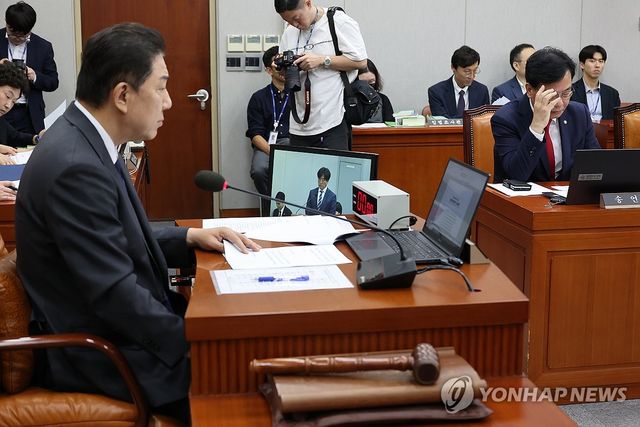 생각에 잠긴 김병기와 송언석