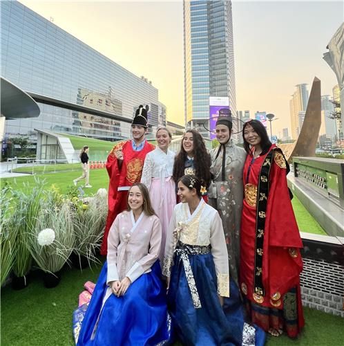 지난해 강남메디투어페스타에서 한복 체험을 하는 외국인들