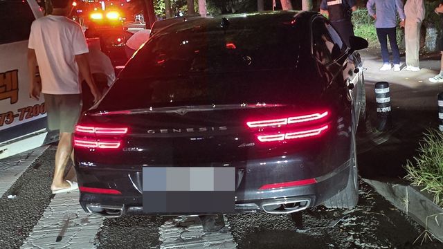 인도로 돌진한 승용차