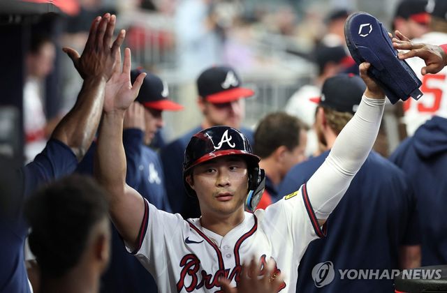 2회 득점 후 동료 선수들과 함께 기뻐하는 김하성